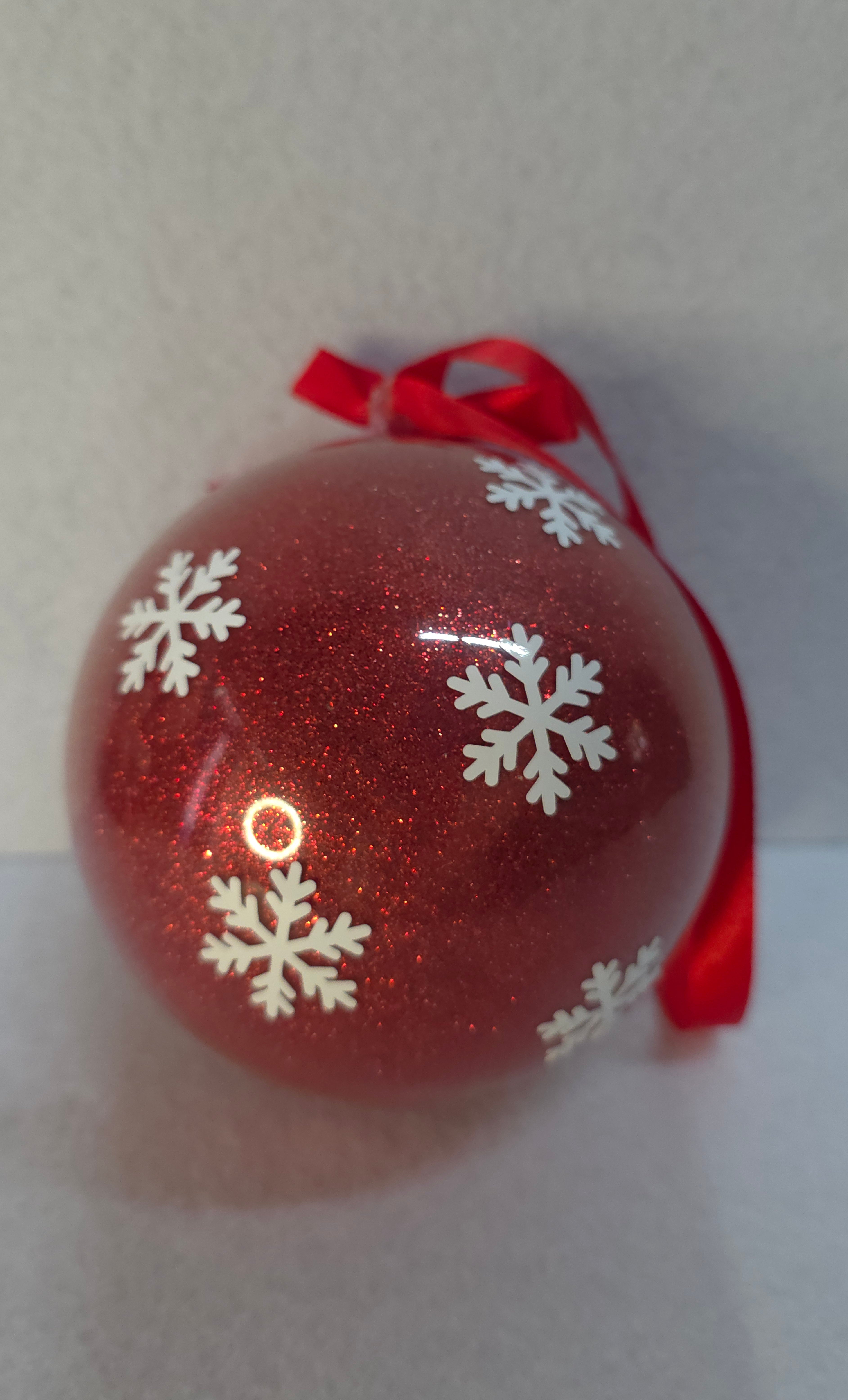 Palla di natale con nome e decorazioni