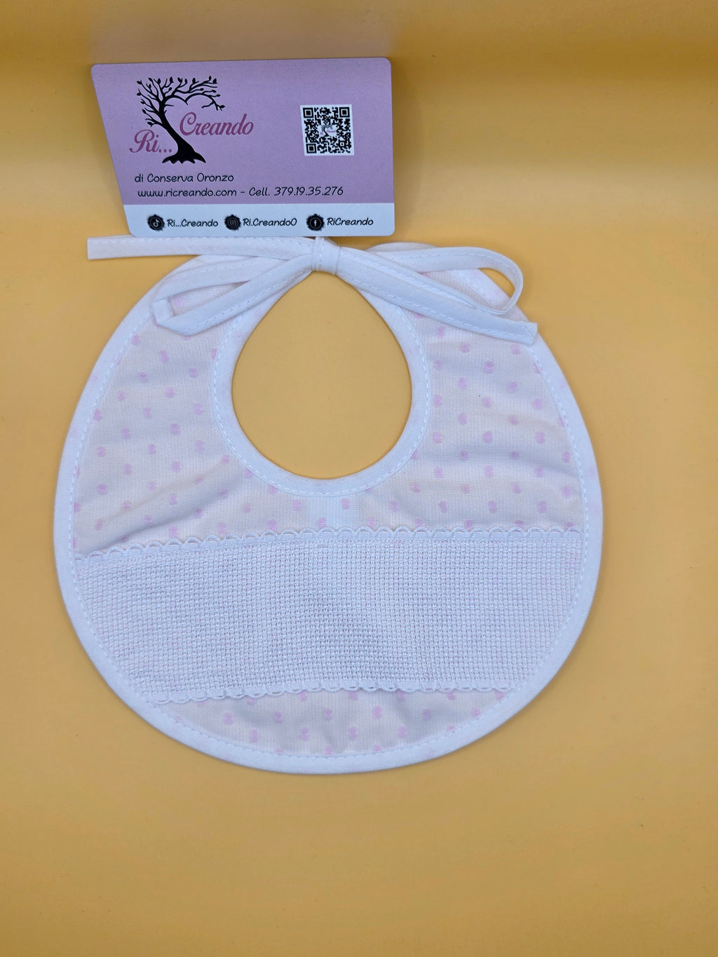 Bavaglino con nome a punto croce