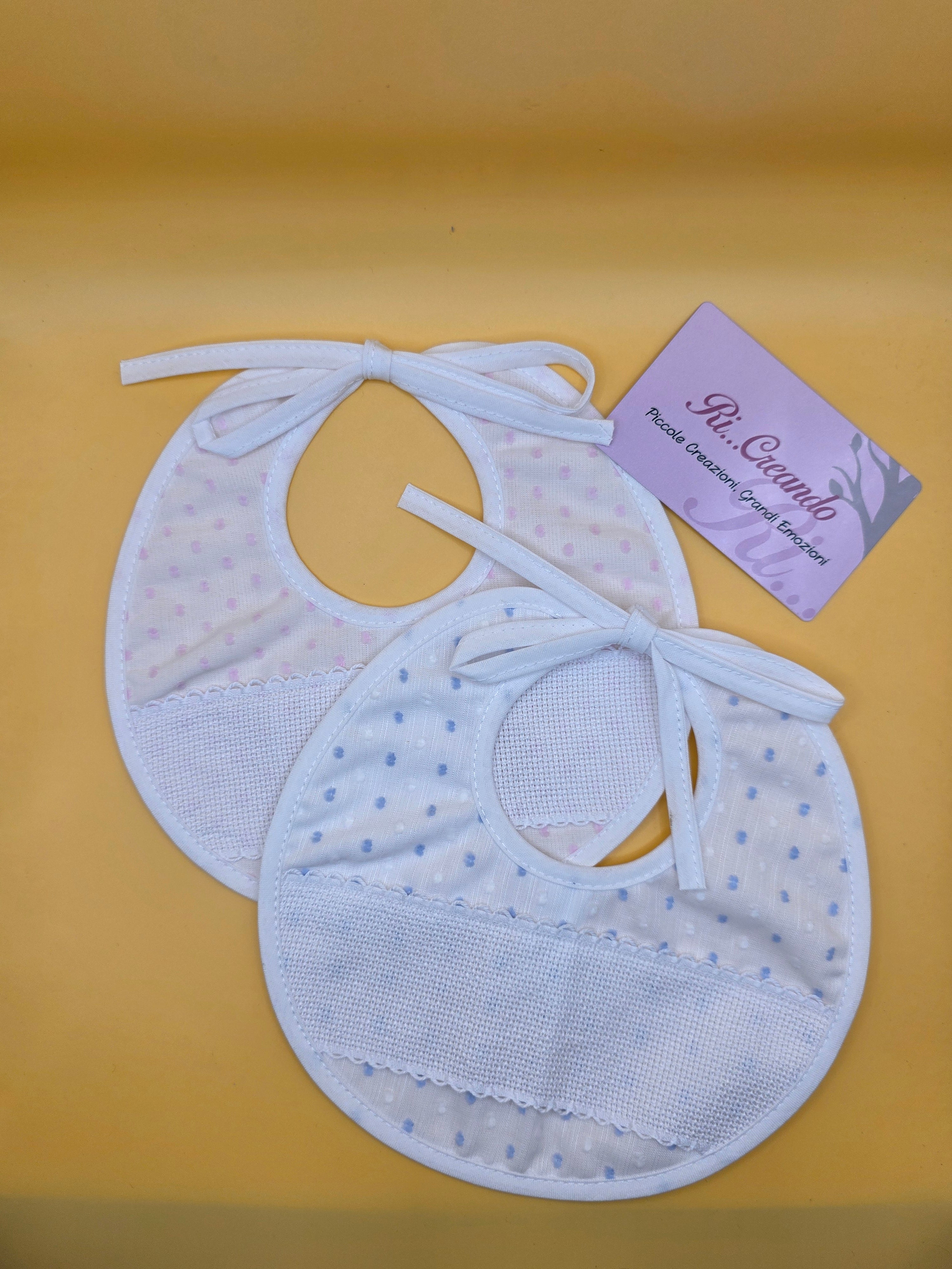 Bavaglino con nome a punto croce