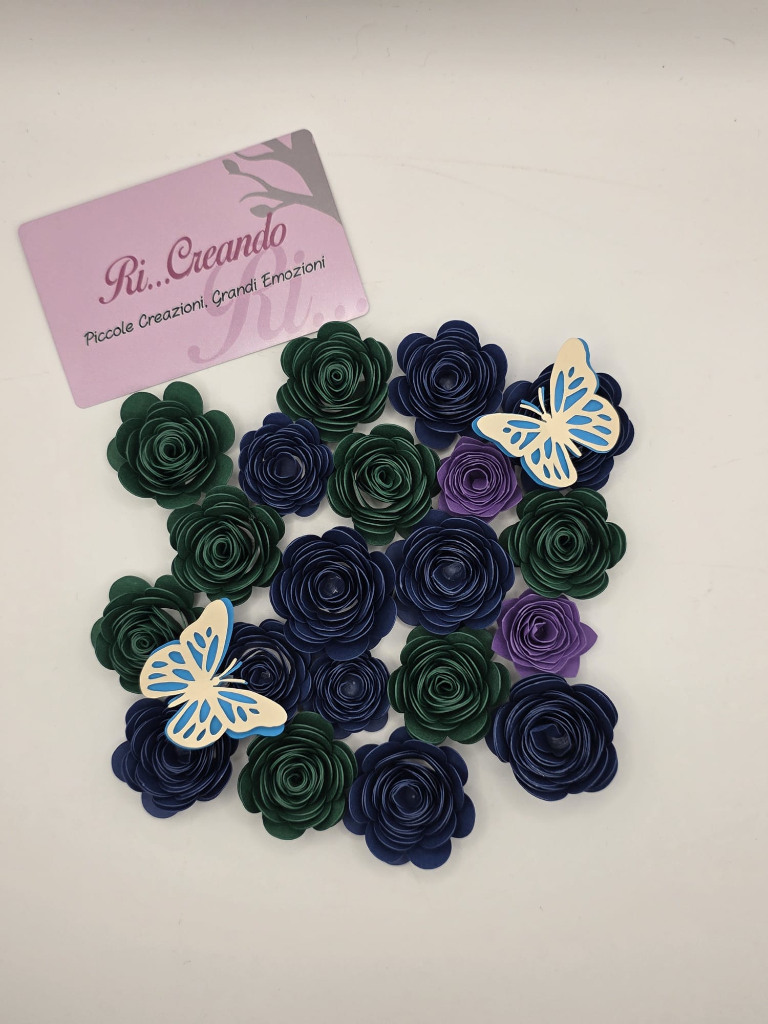 Set di 50 Rose in Carta Fatte a Mano + Farfalle – Decorazioni Artigianali