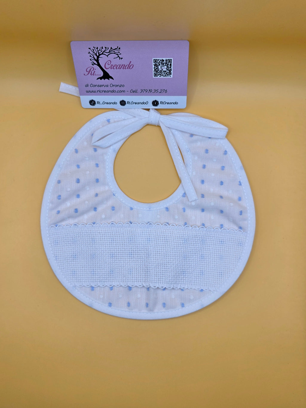 Bavaglino con nome a punto croce