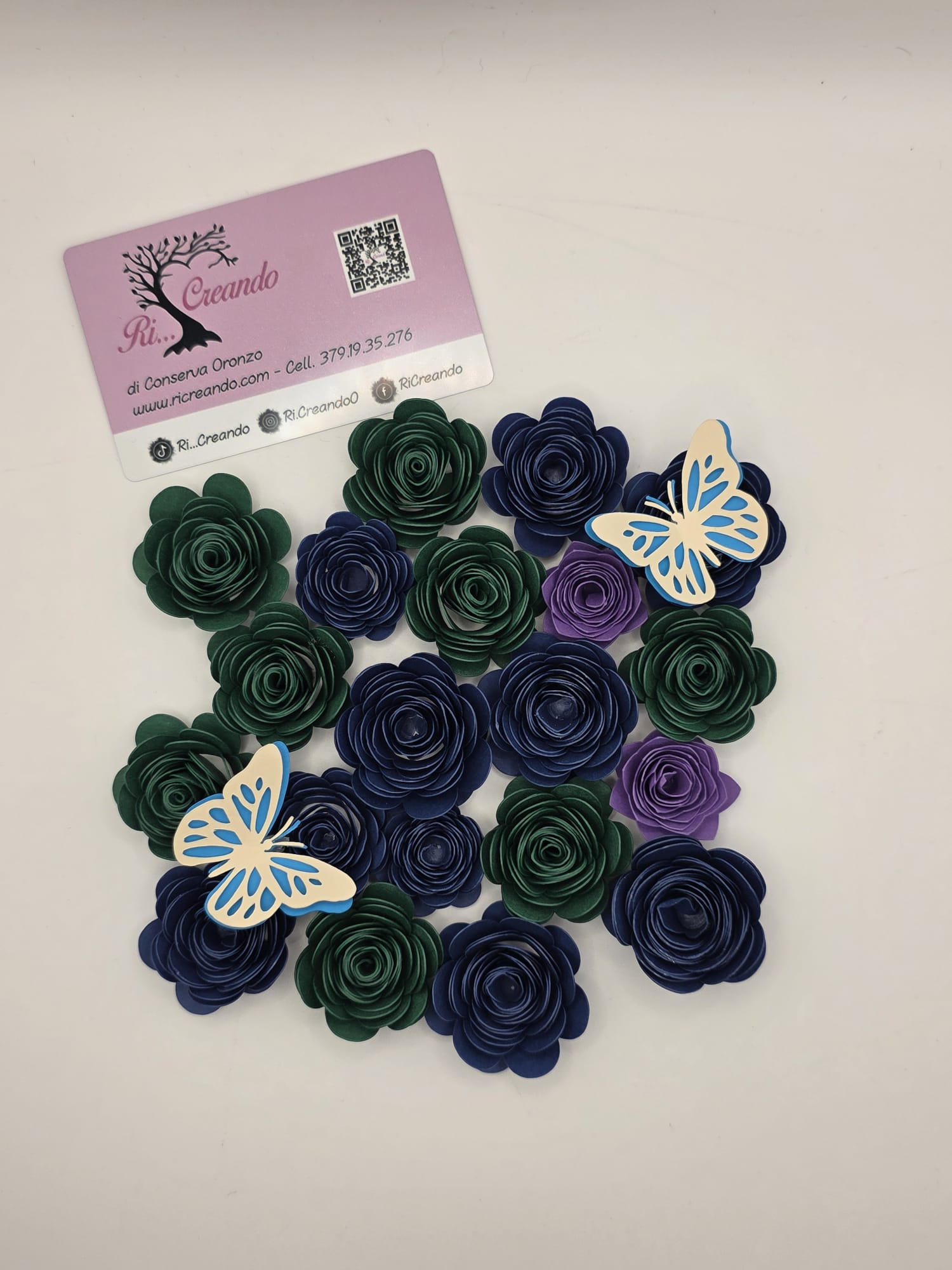 Set di 50 Rose in Carta Fatte a Mano + Farfalle – Decorazioni Artigianali