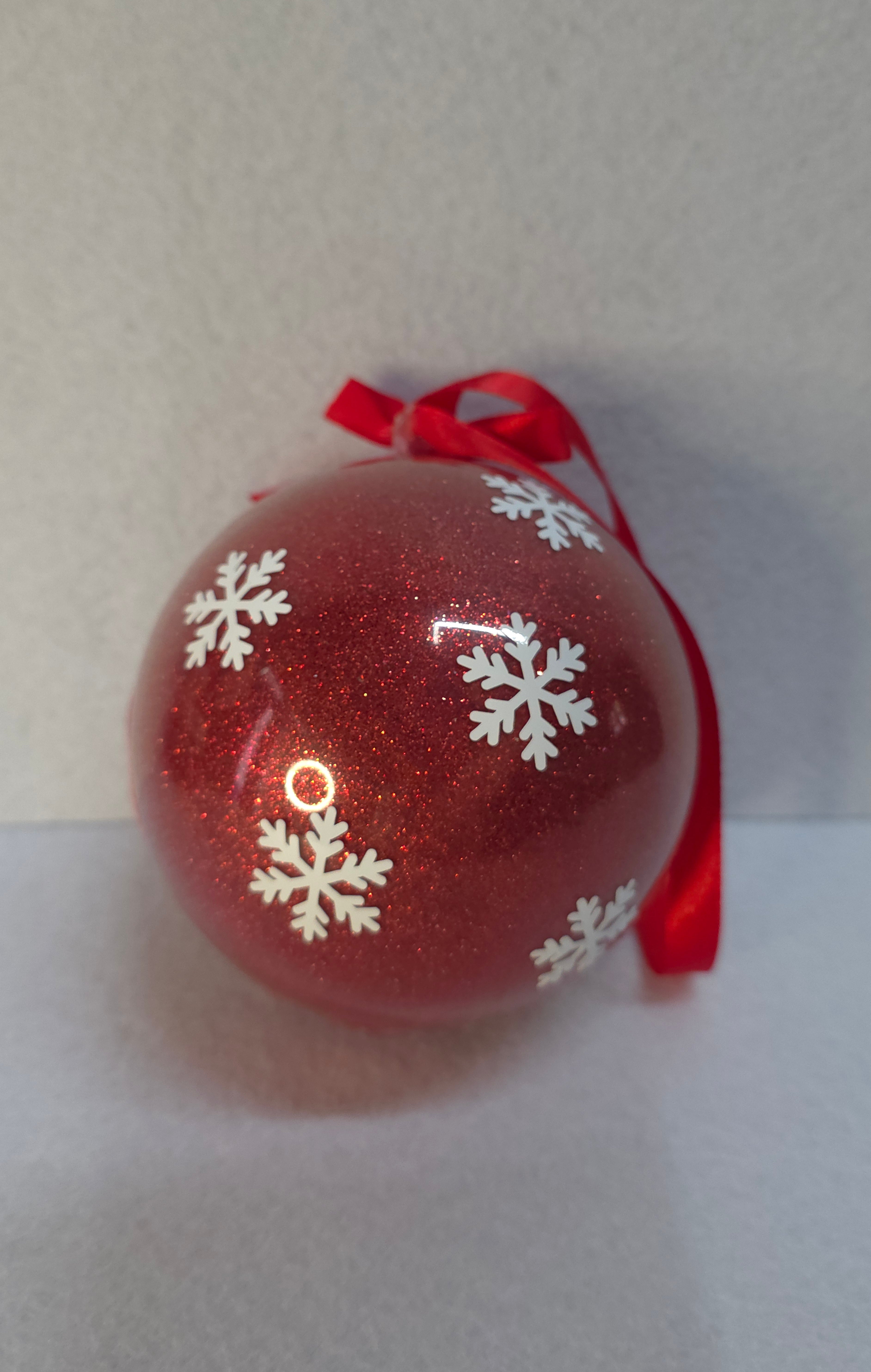Palla di natale con nome e decorazioni