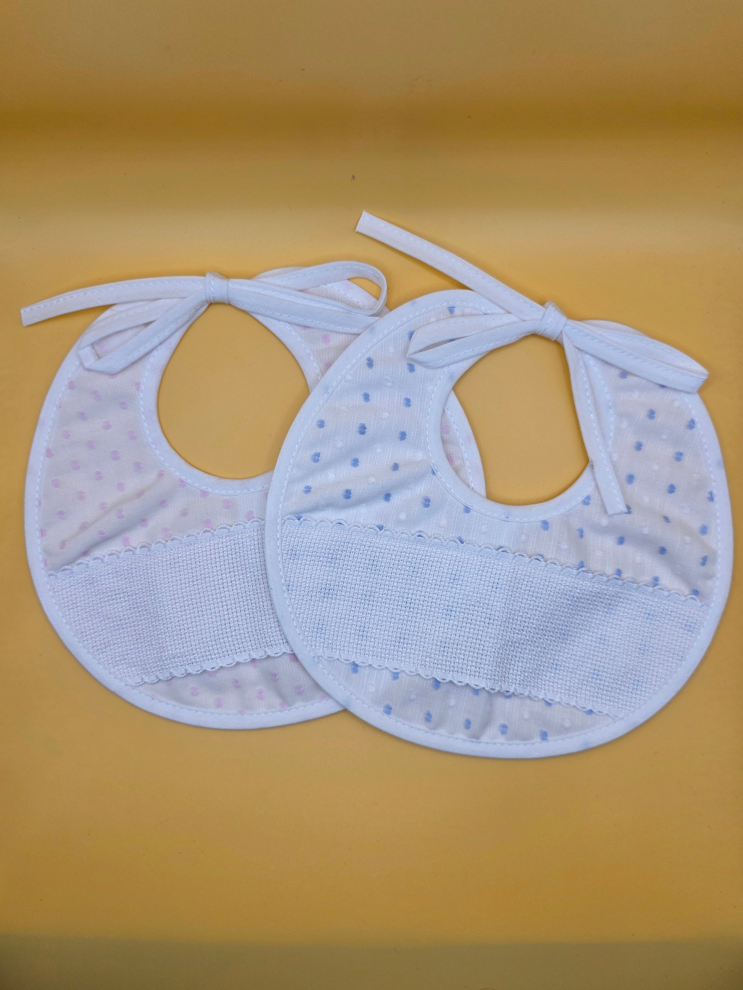 Bavaglino con nome a punto croce