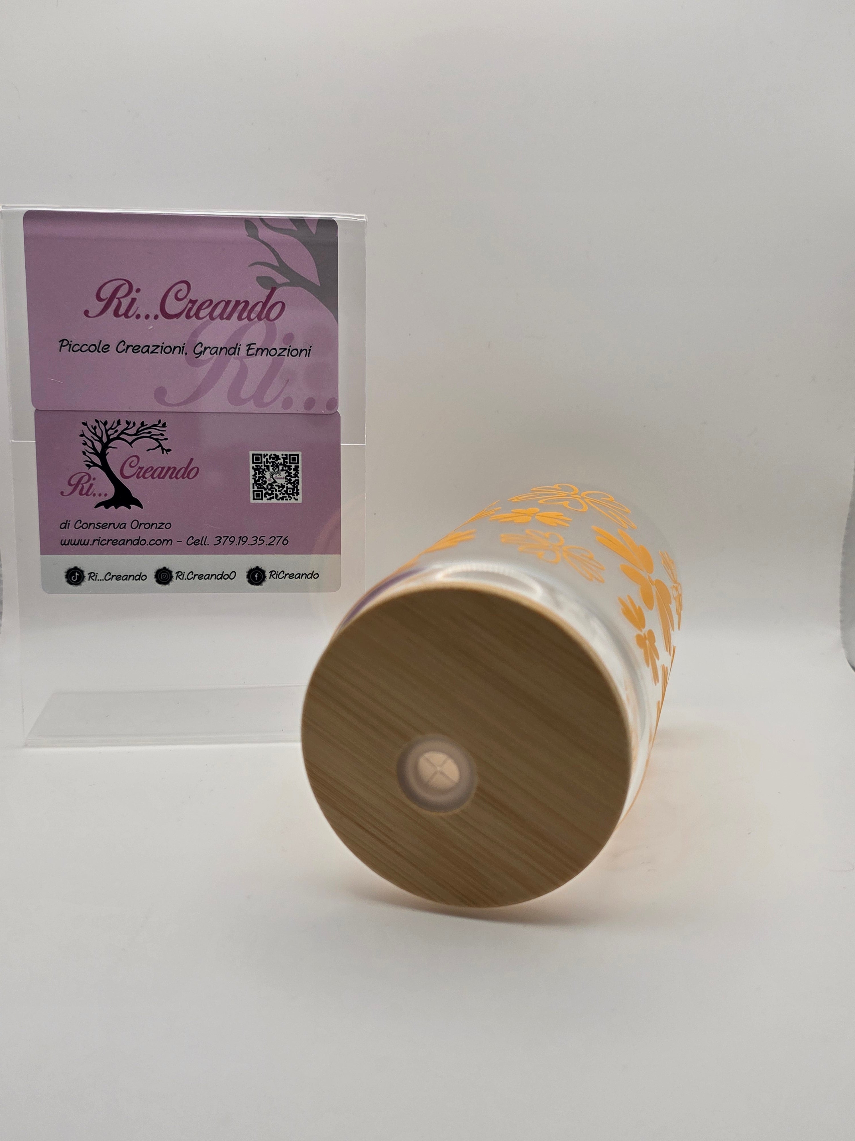 Bicchiere in vetro con cannuccia e coperchio in bambù – Fiori Arancioni